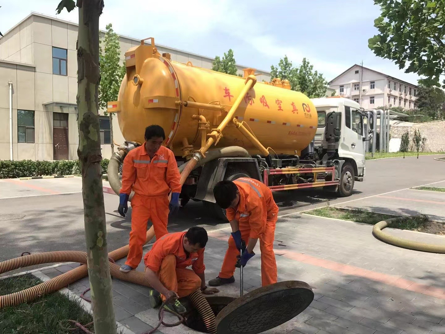 彭山管道疏通车停在窨井附近