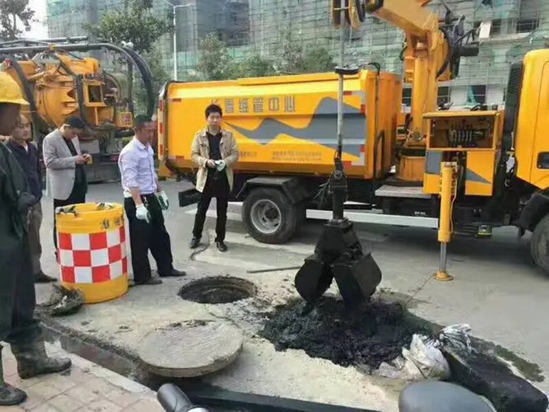 彭山街道：网格员化身“清道夫”，为民解忧疏通“堵心”化粪池