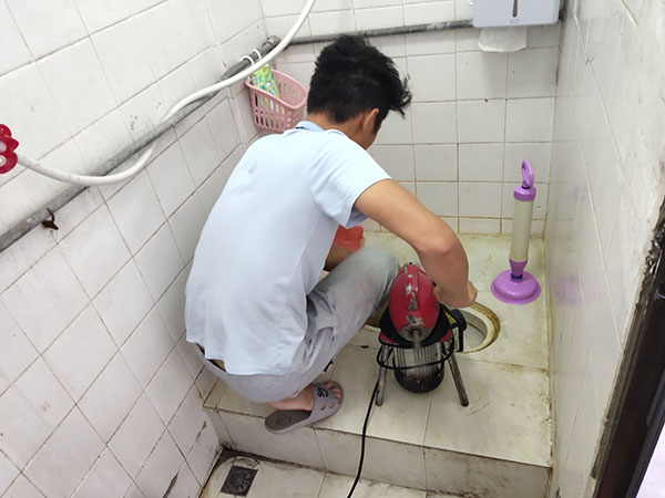 彭山管道堵塞冒臭气 专业师傅现场解决问题